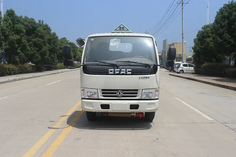 เติมน้ำมันรถบรรทุกถัง